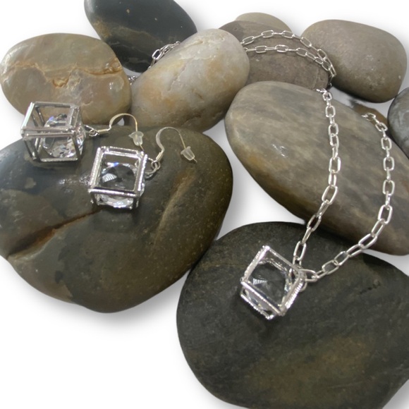 Handmade Cubed Swarovski Crystal Solitaire Pendant Silver Necklace & Earrings - Picture 1 of 7